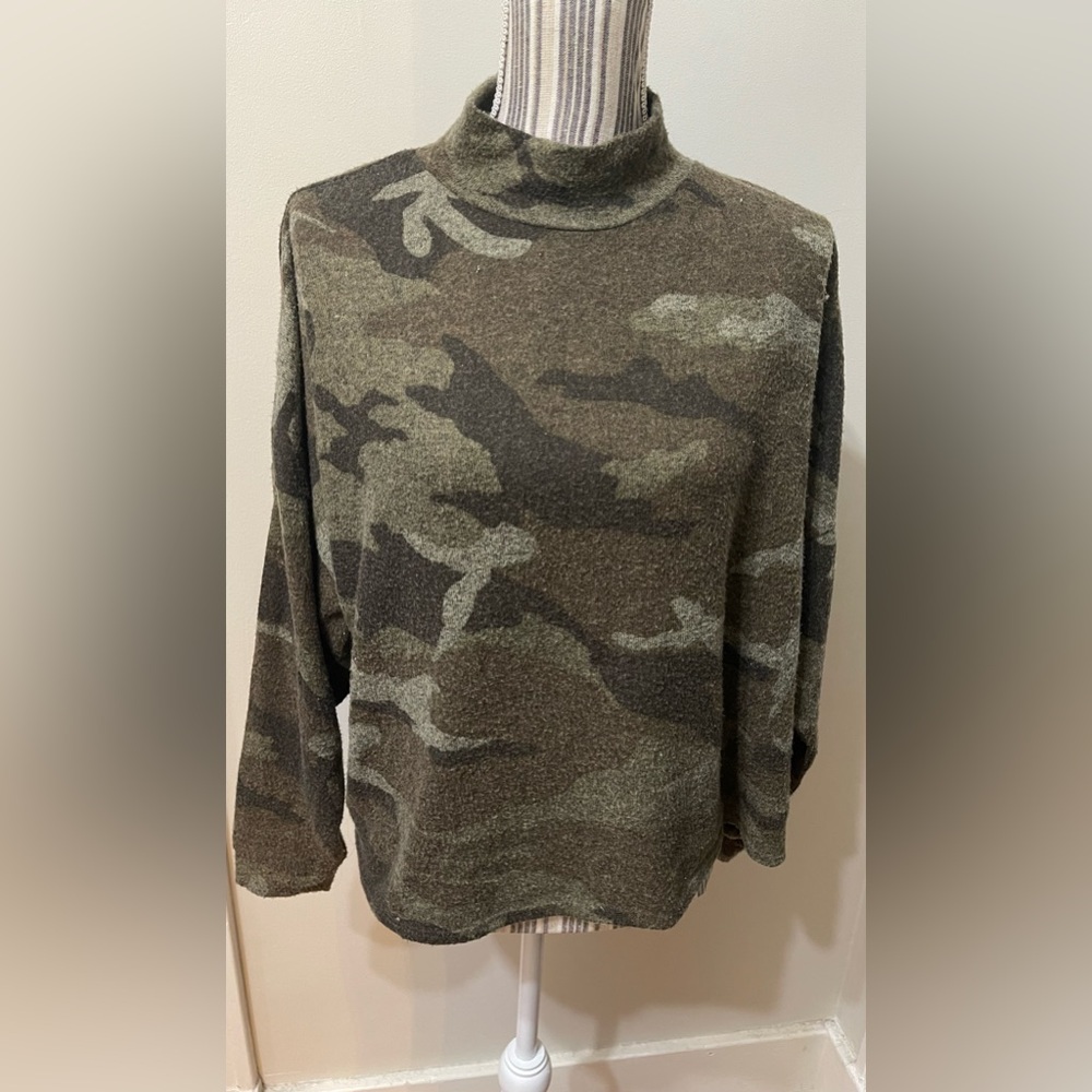 Dantelle camouflage Mock neck light boxy fit sweater top.
